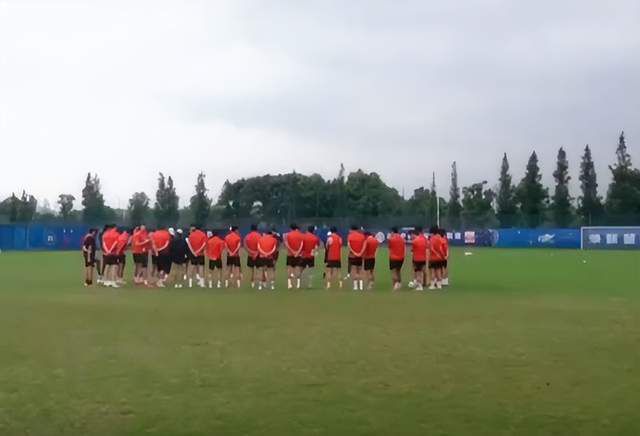 饥饿的阿姨们把内裤洒了
